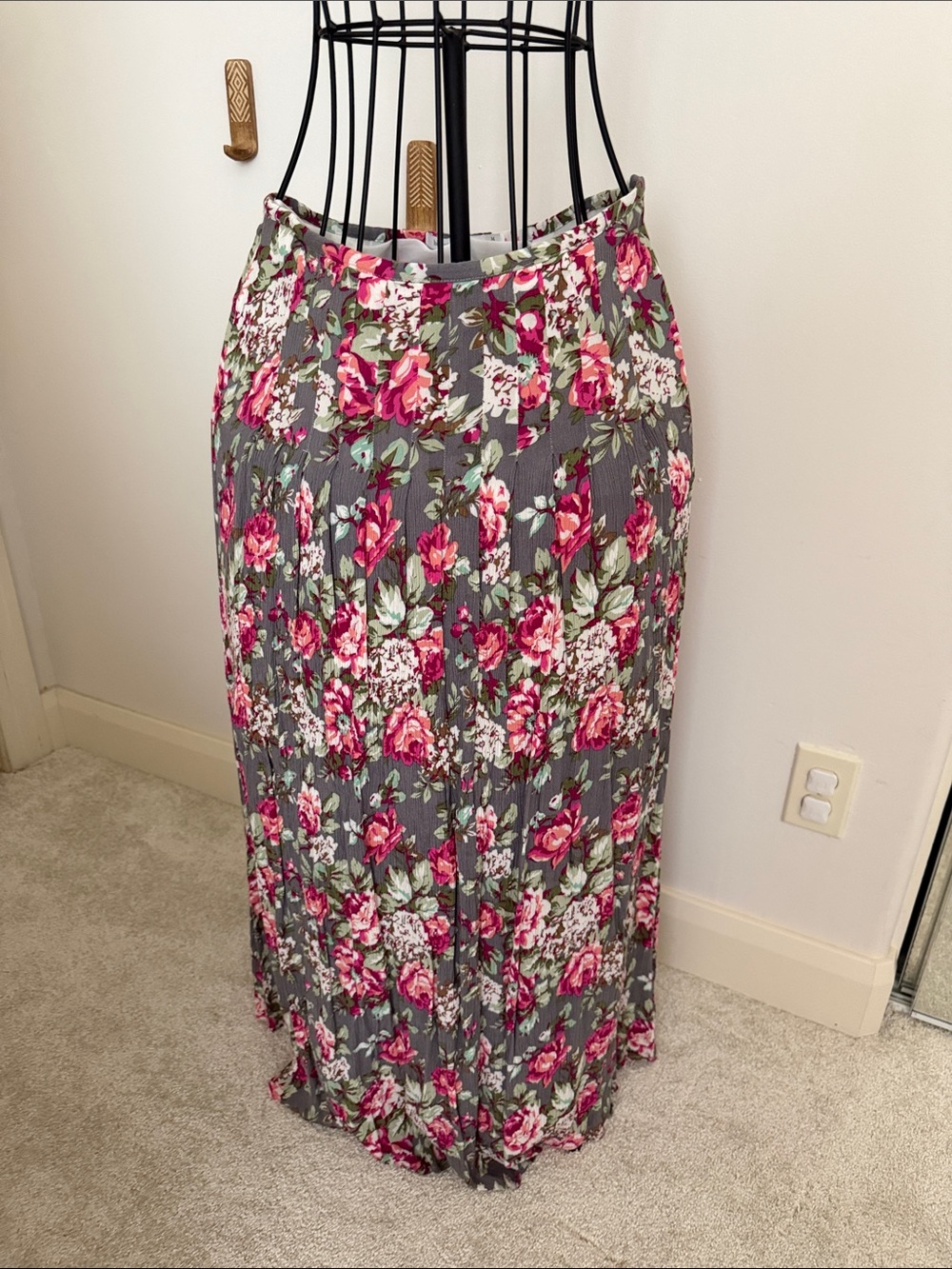 Women's Floral Pleated Maxi Skirt - Gray with Pink Roses
